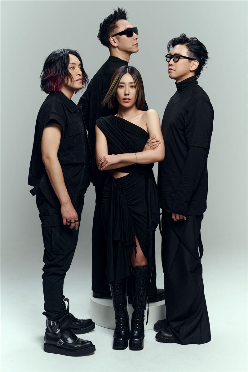 小男孩樂團表演照片