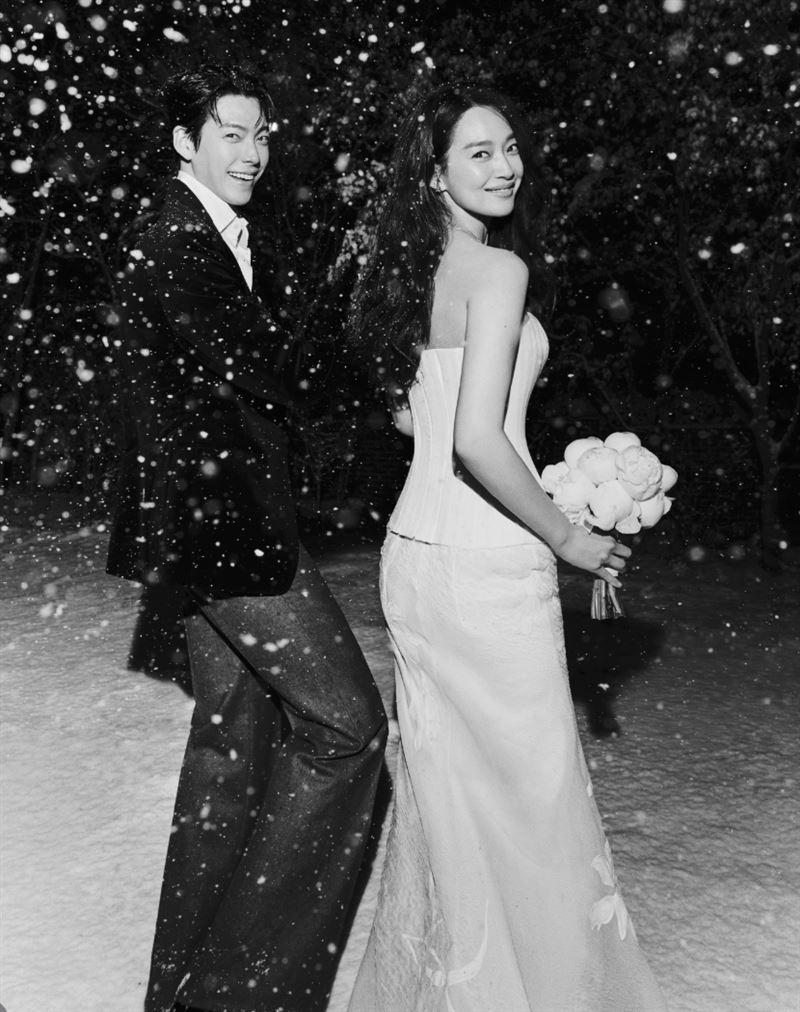 申敏儿与金宇彬婚纱照