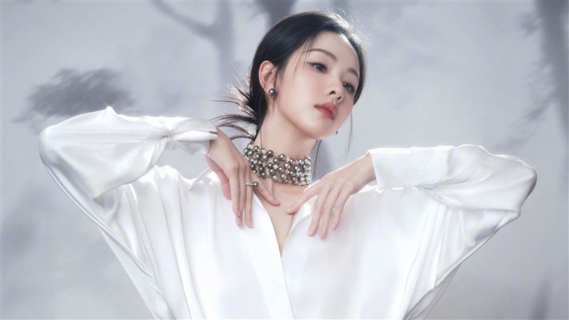 陈都灵出席国剧盛典现场，白色连身裙亮眼