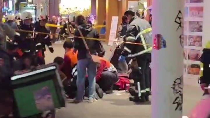 張文在台北車站出口及中山站外隨機砍人照片