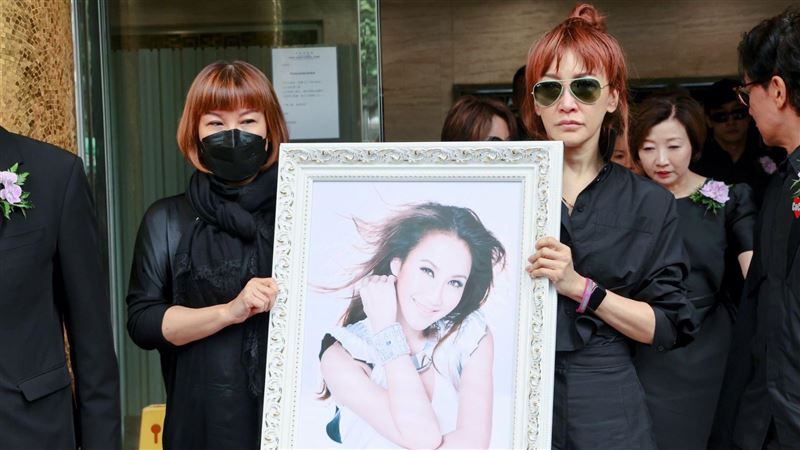 李玟二姐手捧遗照