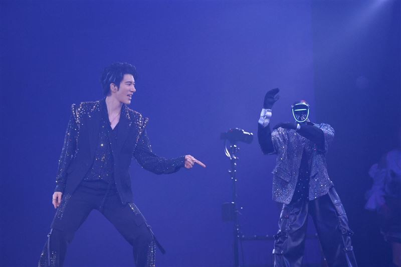 王力宏與機器人合舞