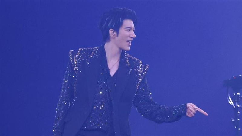 王力宏成都演唱會現場與AI機器人同台
