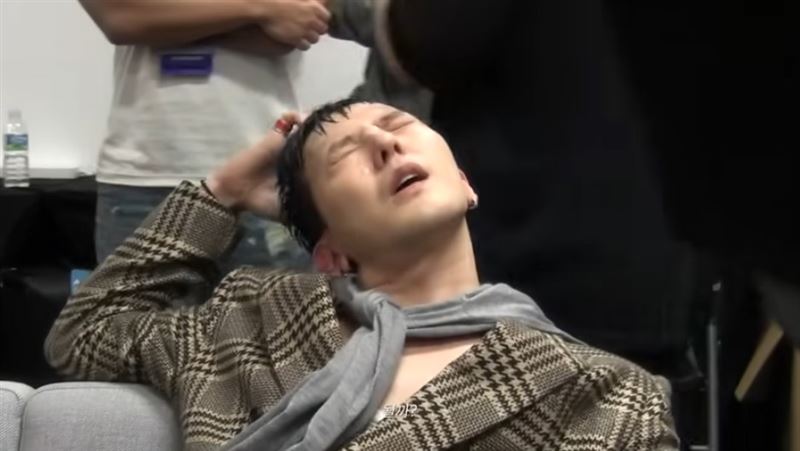 GD在MAMA後台情緒激動