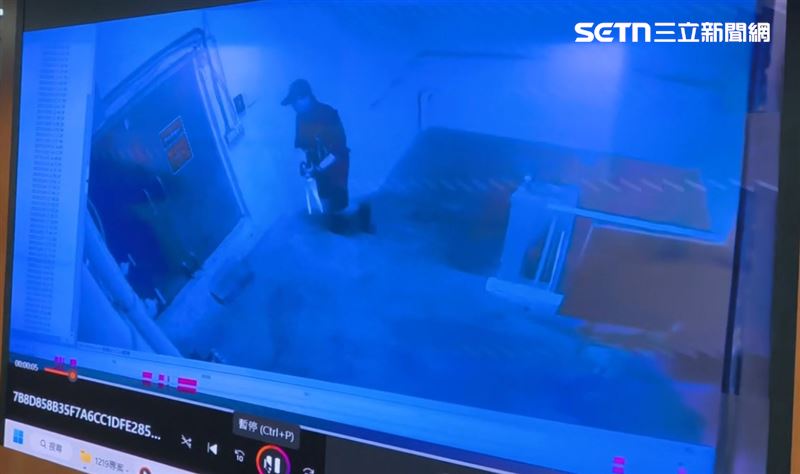 张文在北车地下捷持刀砍人画面