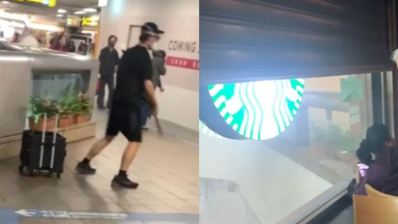 嫌犯戴防毒面罩持刀的画面