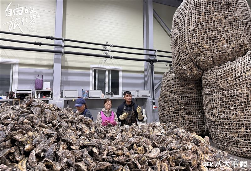 融融與咪蕾在牡蠣工場合照