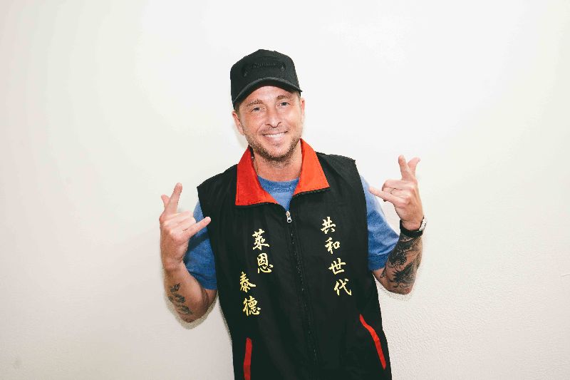 萊恩泰德穿宮廟背心演出照