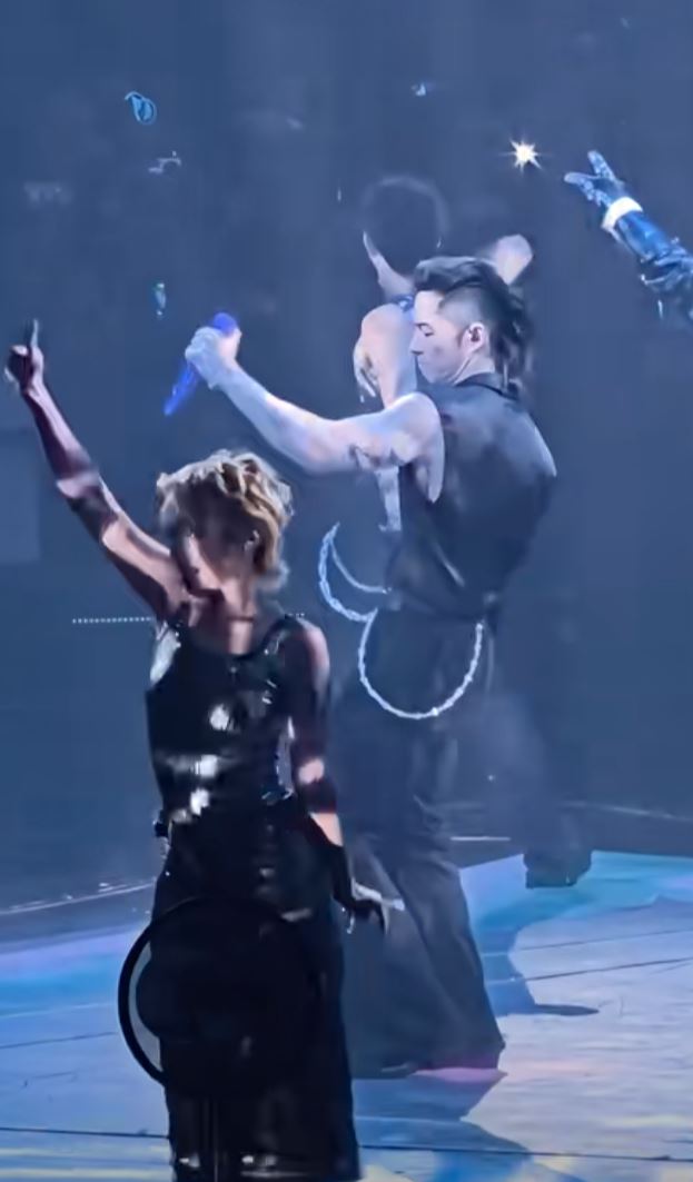 周渝民在舞台上情緒激動