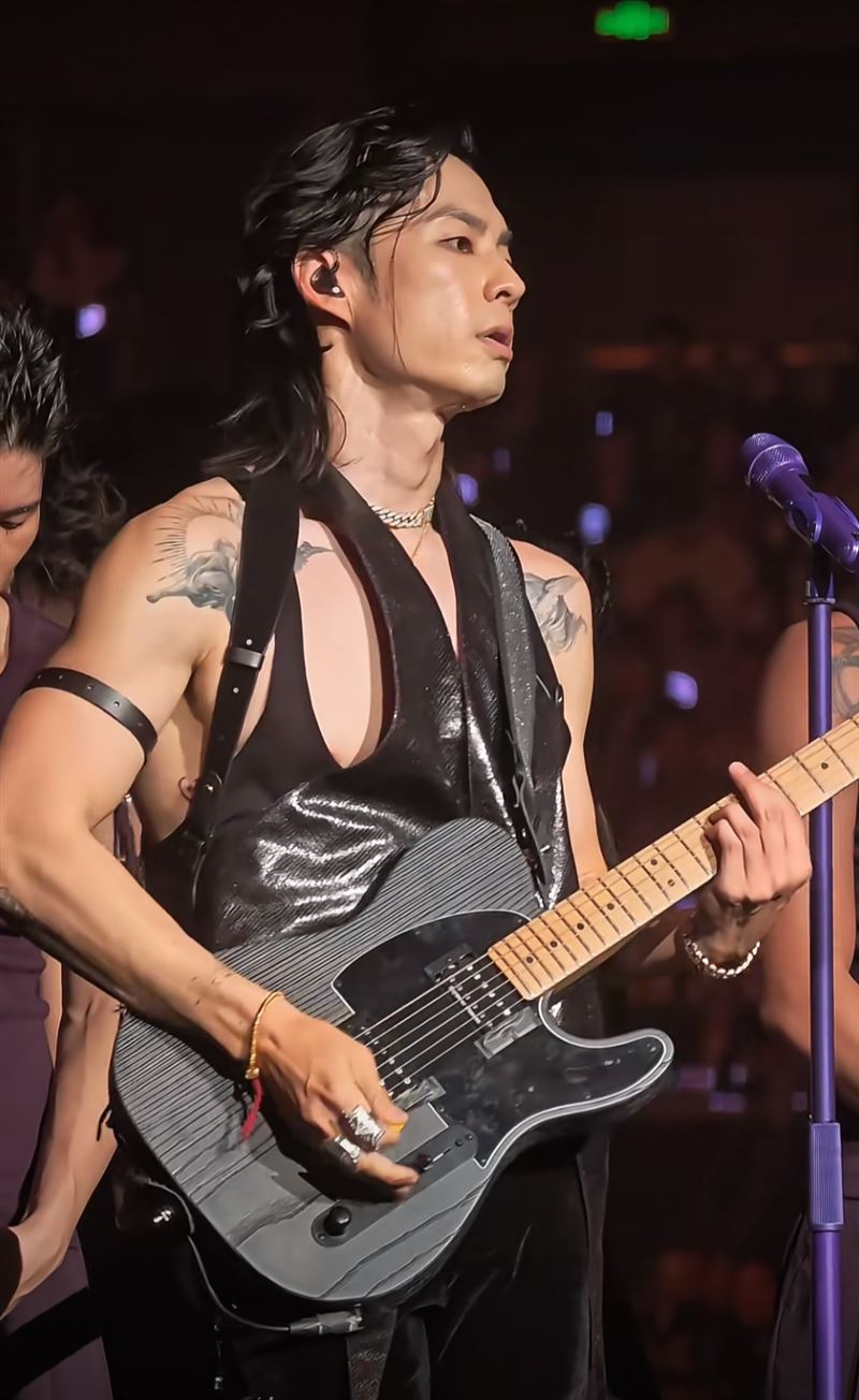 吴建豪在演唱會舞台上展現好身材