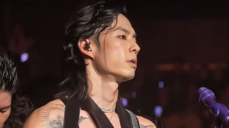 吴建豪在演唱會舞台上展現好身材