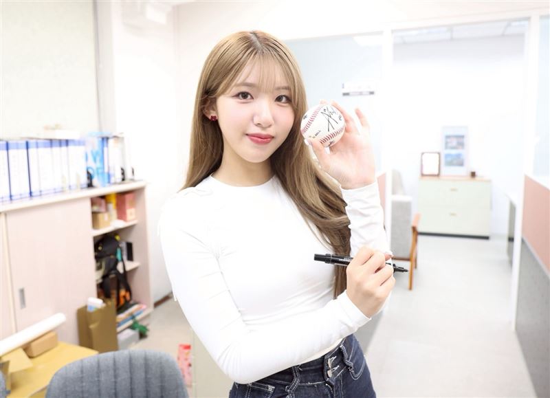 課堂上學生為她準備棒球簽名