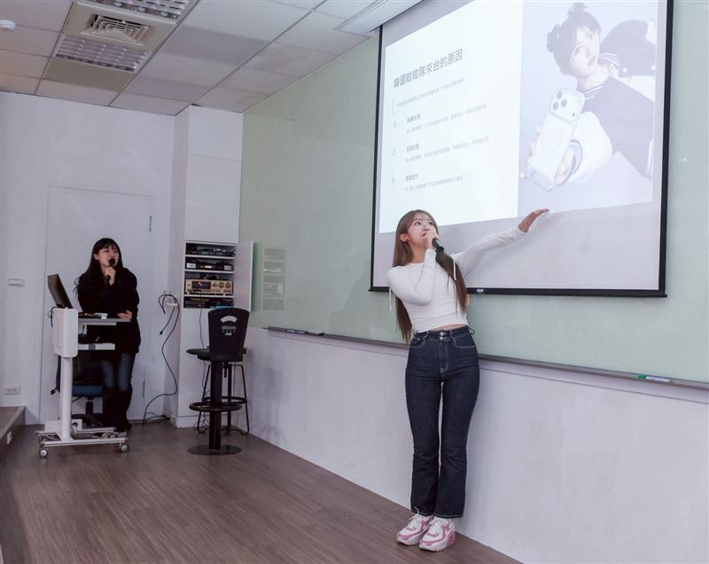 廉世彬在教室互動