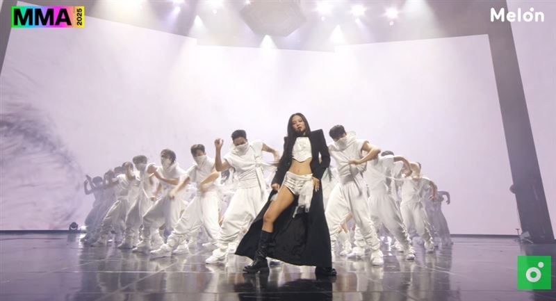 Jennie登上MMA頒獎典禮演出1