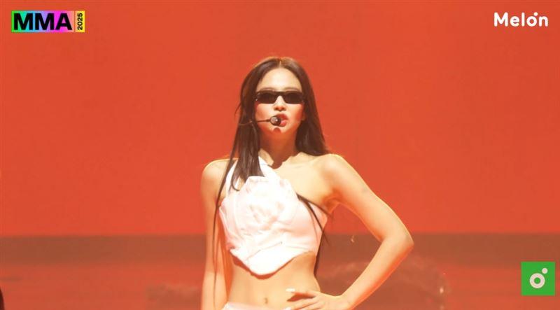  Jennie在頒獎典禮上抱回三項大獎