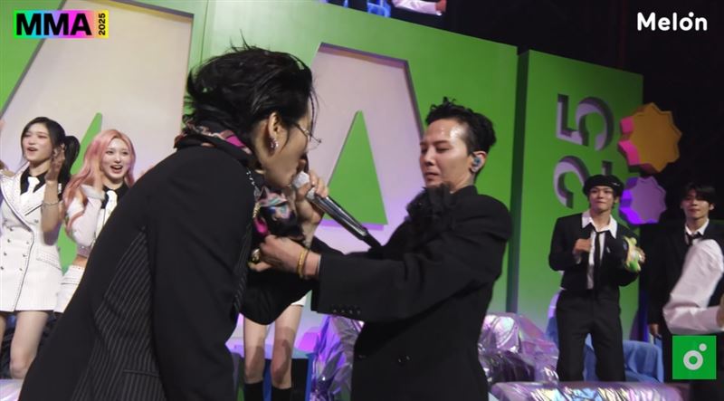 GD把围巾给ZICO围上