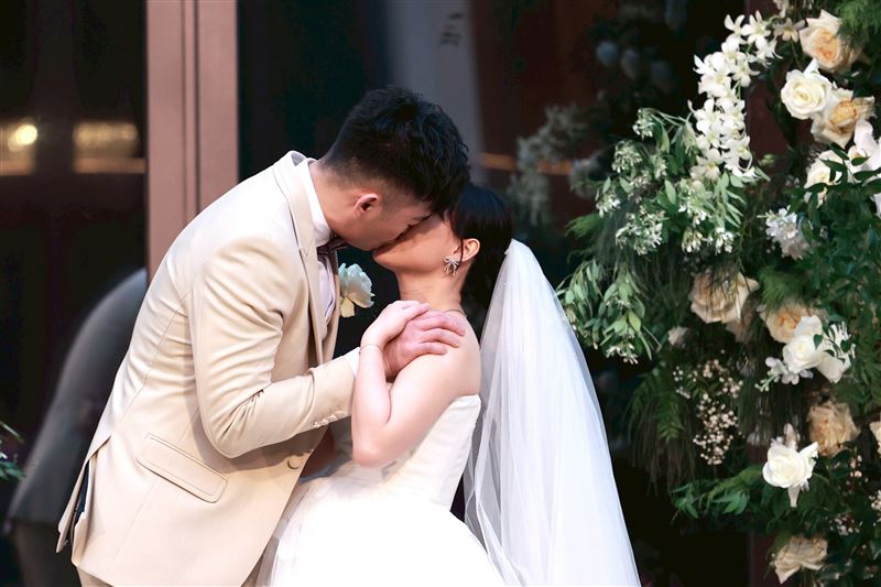 王齊麟、陳詩媛熱吻。