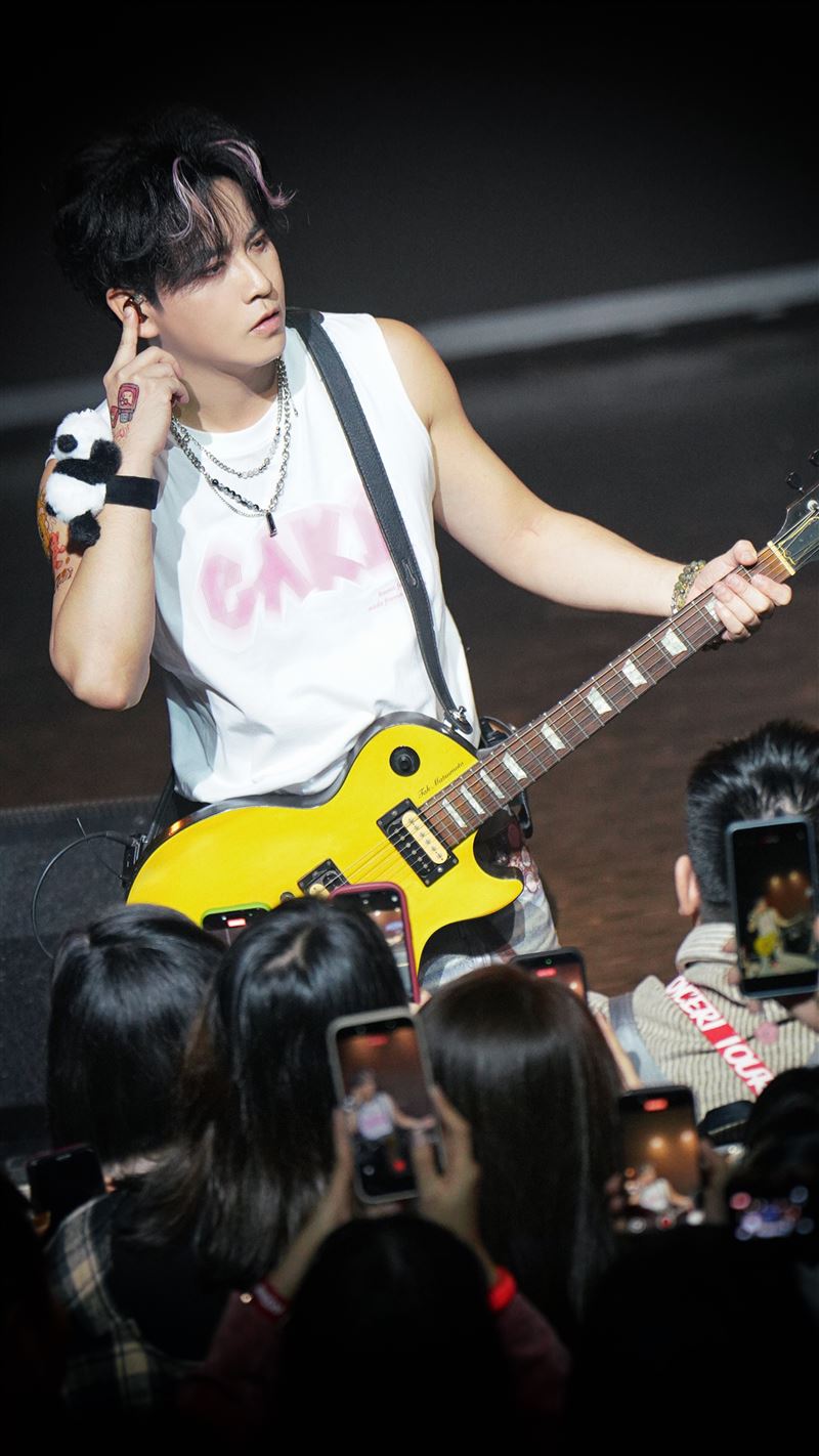 陳德修與年輕粉絲互動