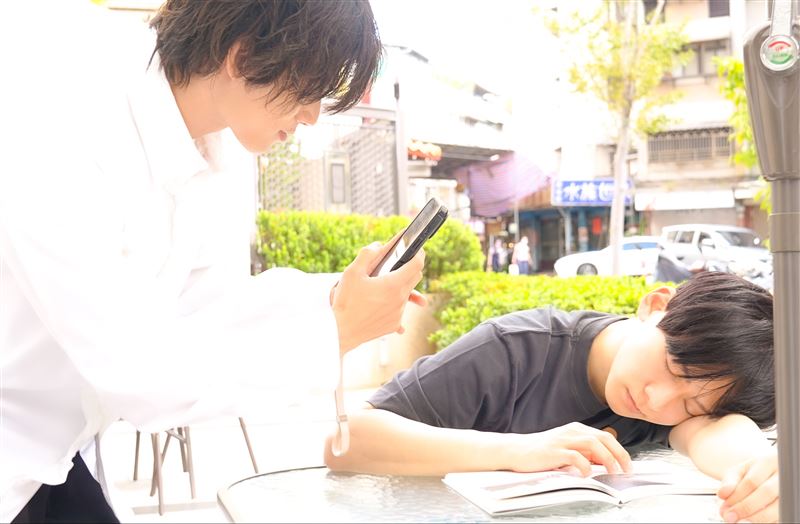 向理來與保志健首次以中文合唱的畫面