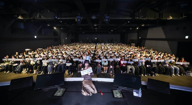 雪娥與粉絲在見面會現場