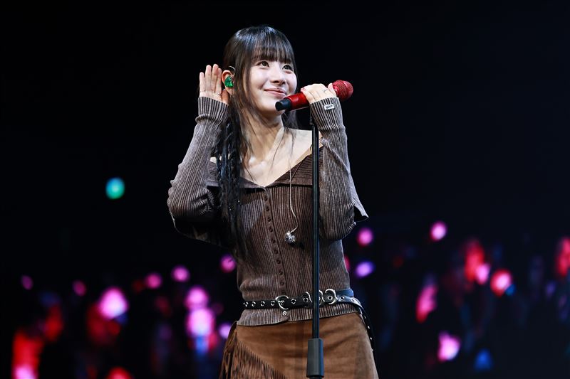 雪娥在台上表演多段舞蹈的畫面