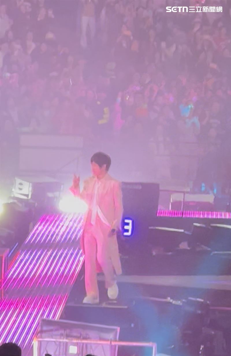 阿信跌落舞台瞬間