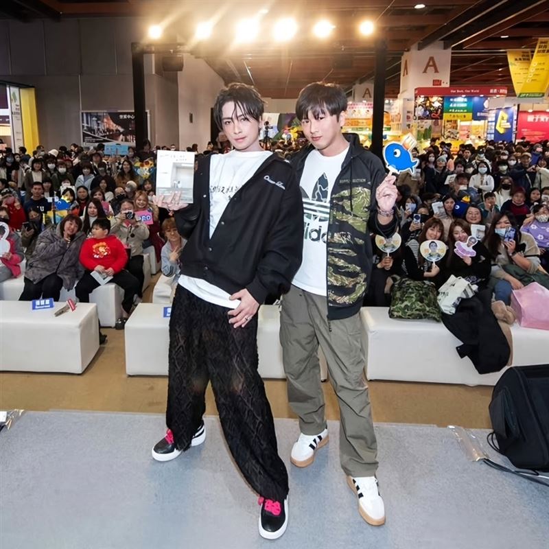 合體現身簽書會