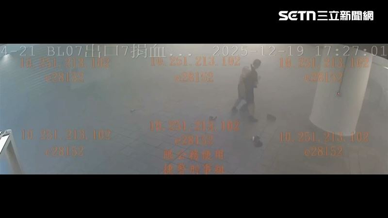 張文丟完煙霧彈後再度變裝逃逸（翻攝畫面）