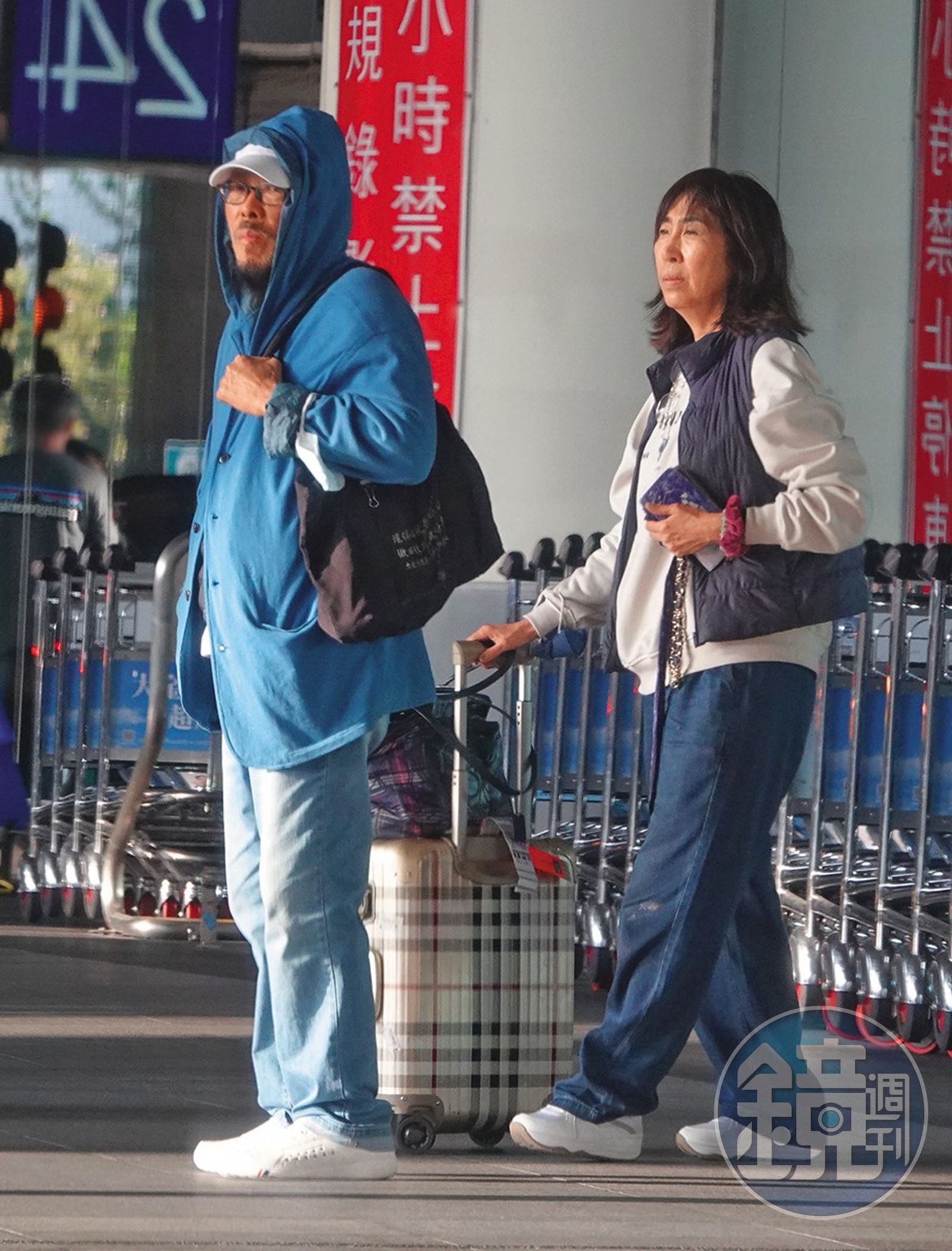 張菲慧姐與年輕女子在機場休息區談話