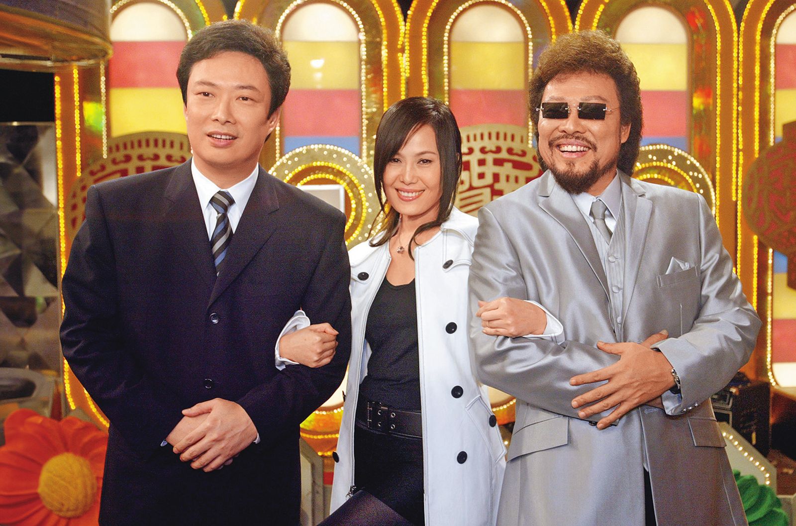 張菲機場現身與慧姐同行