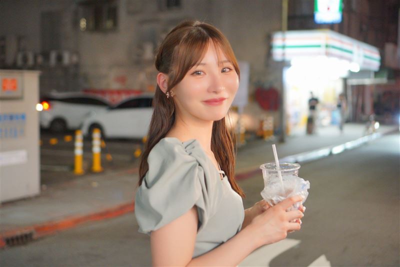 Nia在活动中与粉丝互动