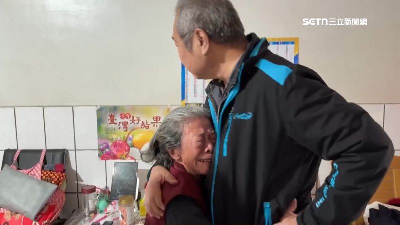 8旬老母亲以余家昶为荣的场景