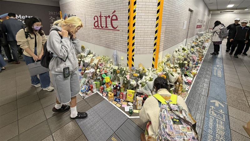 悼念现场,花束和小卡片