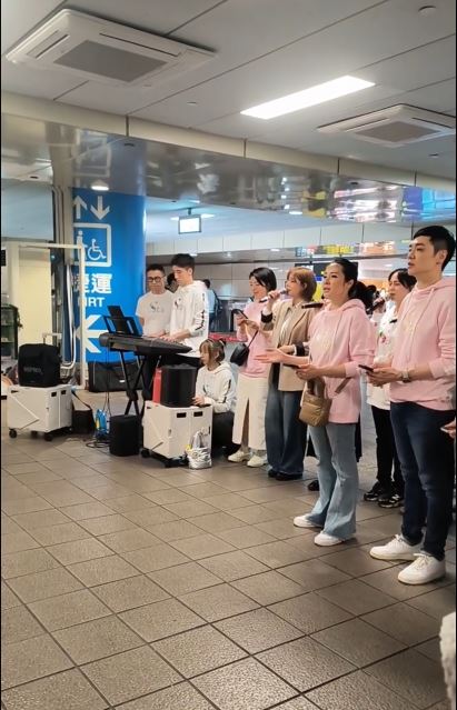 宋达民夫妻与教友献唱现场