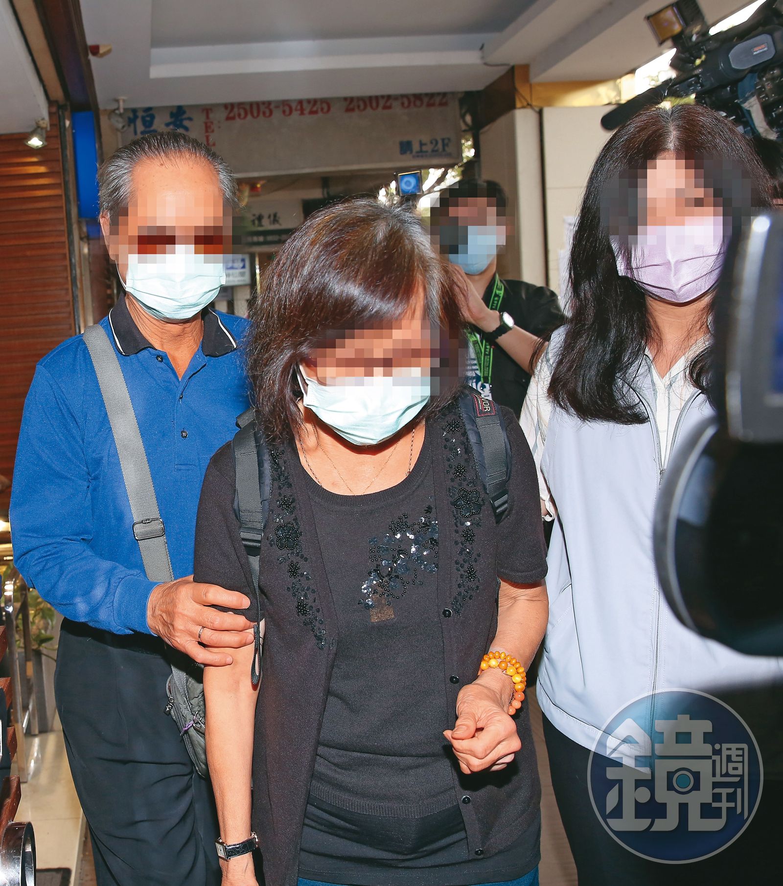 劉真父母在靈堂的舊照