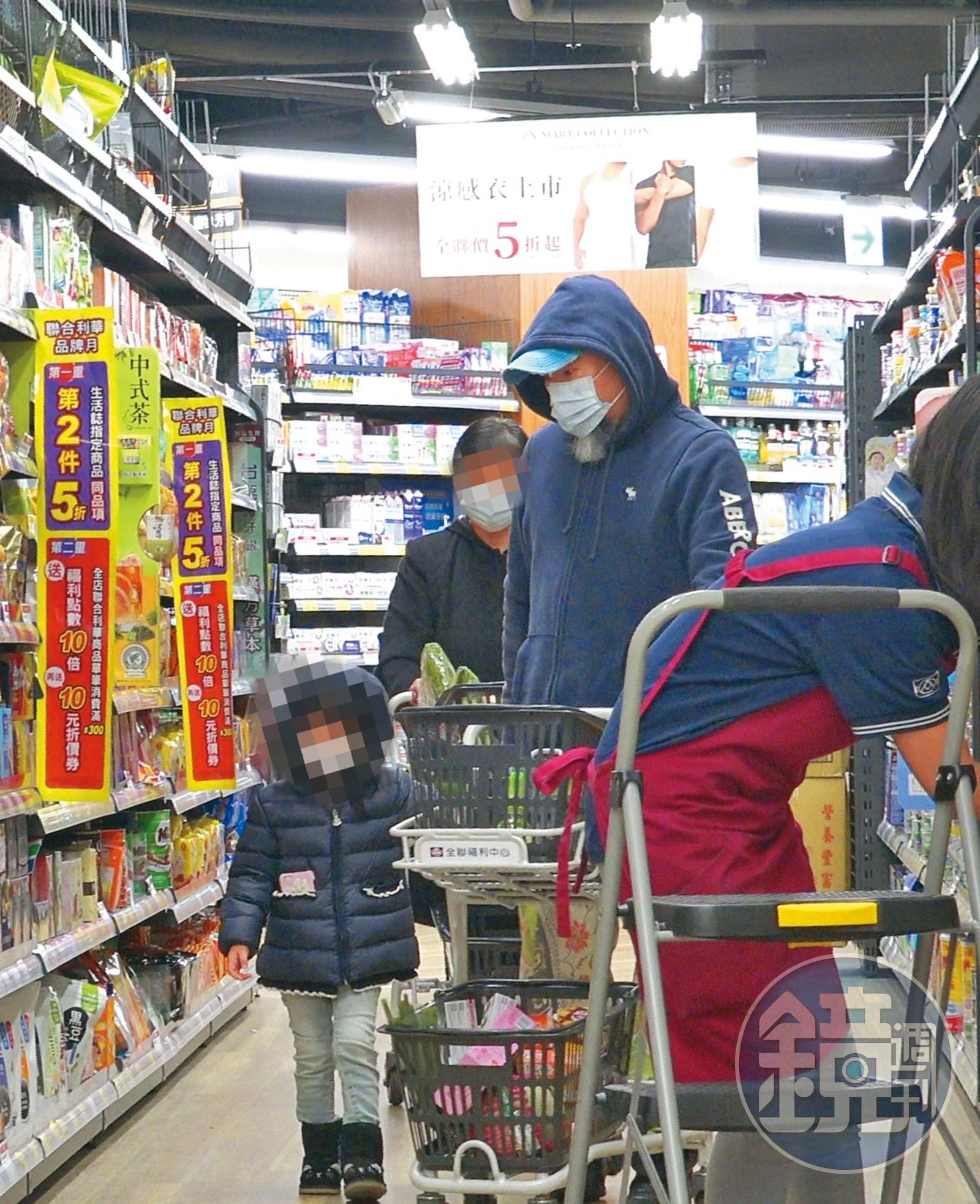 辛龍與家人同遊血拼畫面