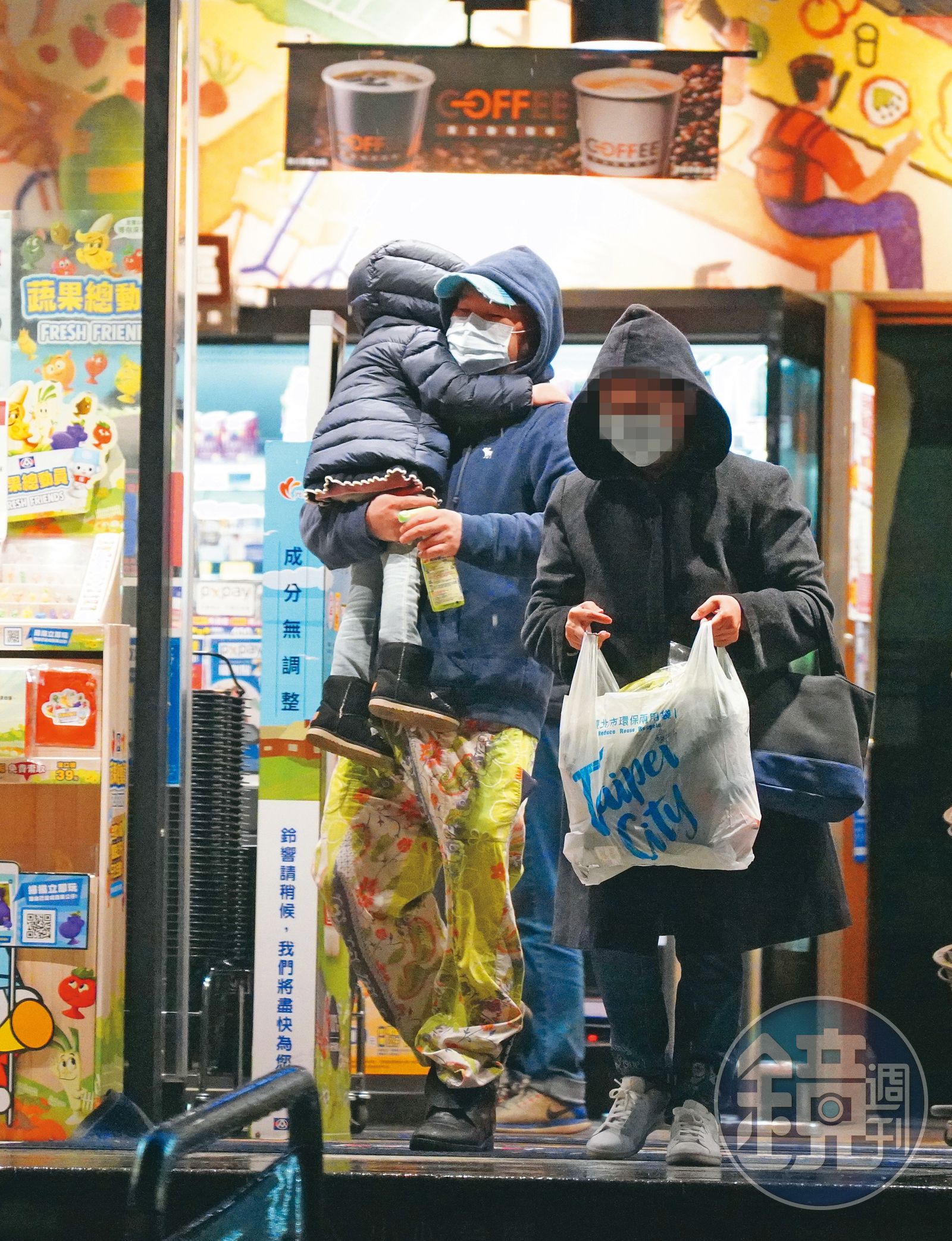 逛完結帳後與家人返家的辛龍