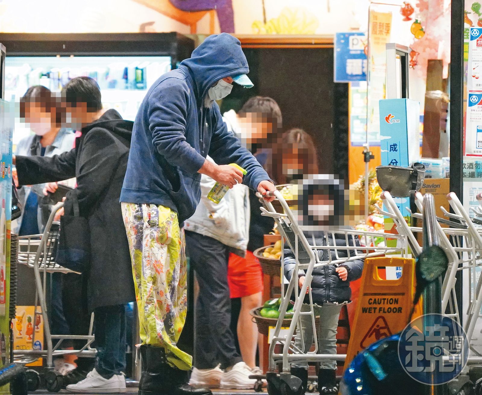 辛龍在家附近超市被拍