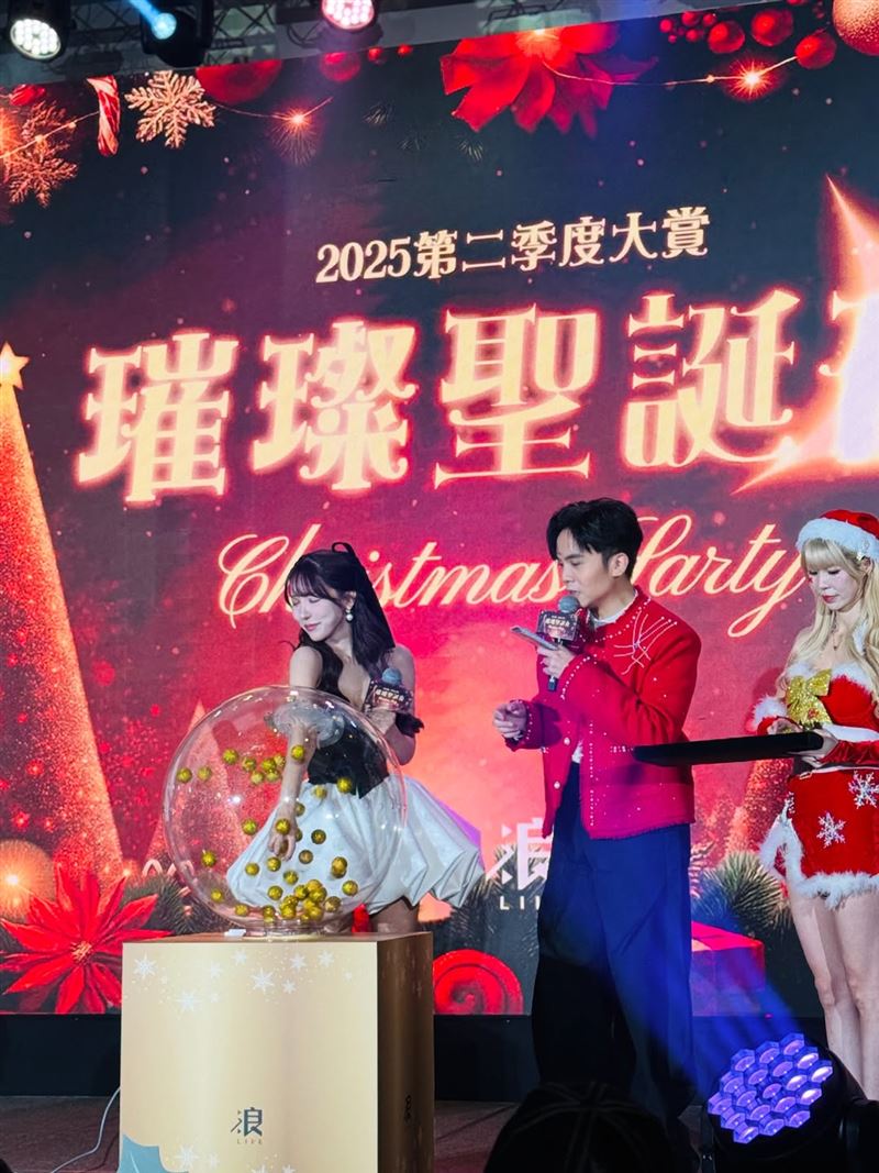 三上悠亞在見面會上宣布正式加盟與背號