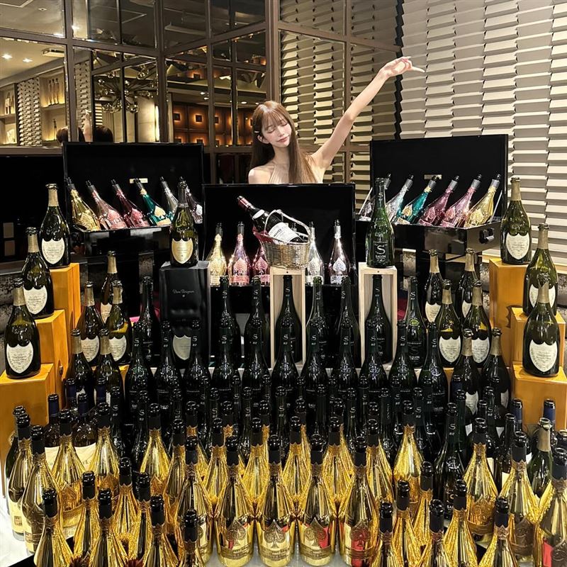 飛鳥生日派對的香檳塔