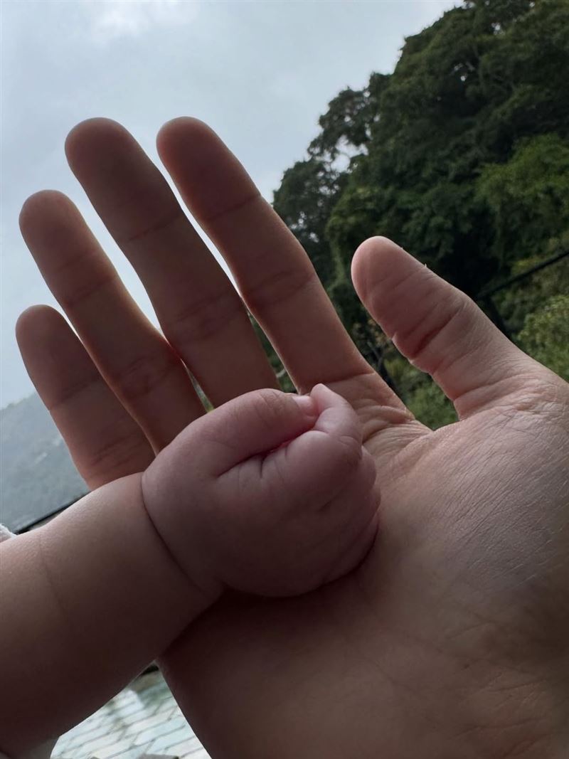 博文手捧爱女小手，画面温馨