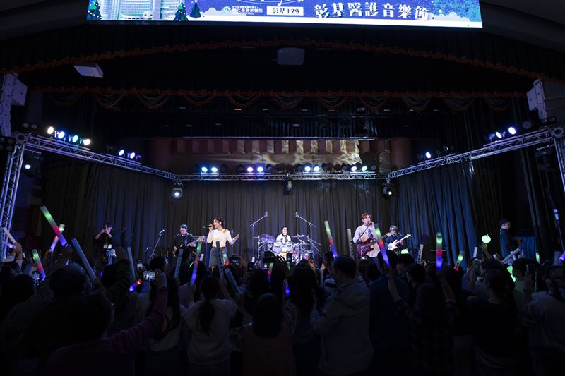 告五人演出照片