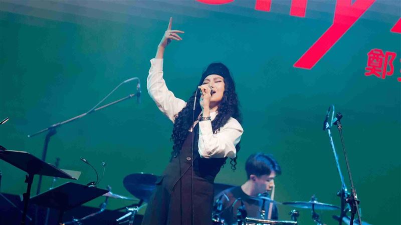 鄭雙雙在舞台上發言