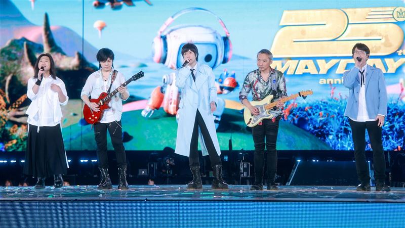 五月天回到那一天 台中站新年快樂版封面