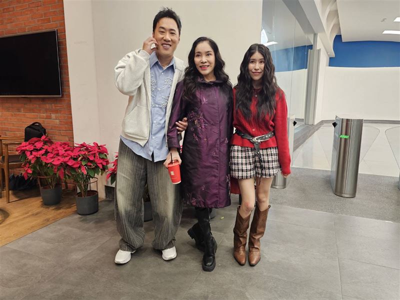 余祥銓、李亚萍、柔柔合照