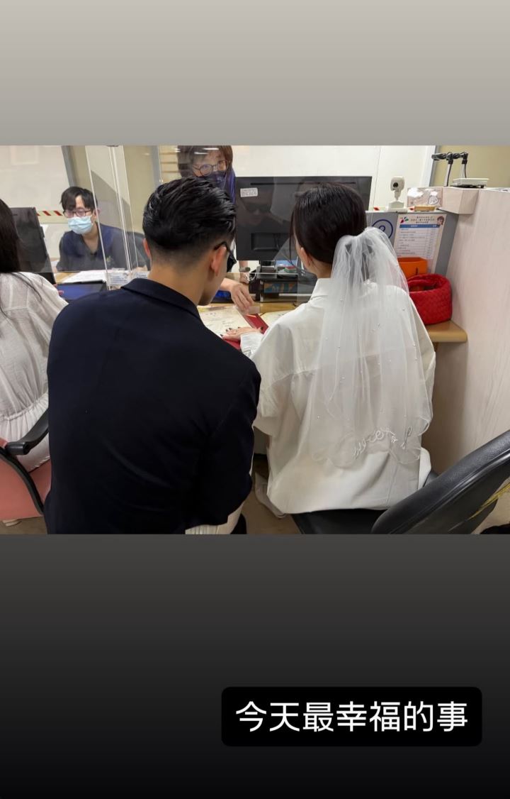 戶政事務所結婚登記背影