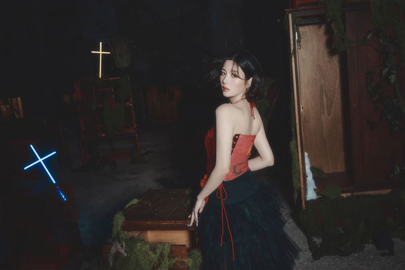 KWON EUNBI紅色造型