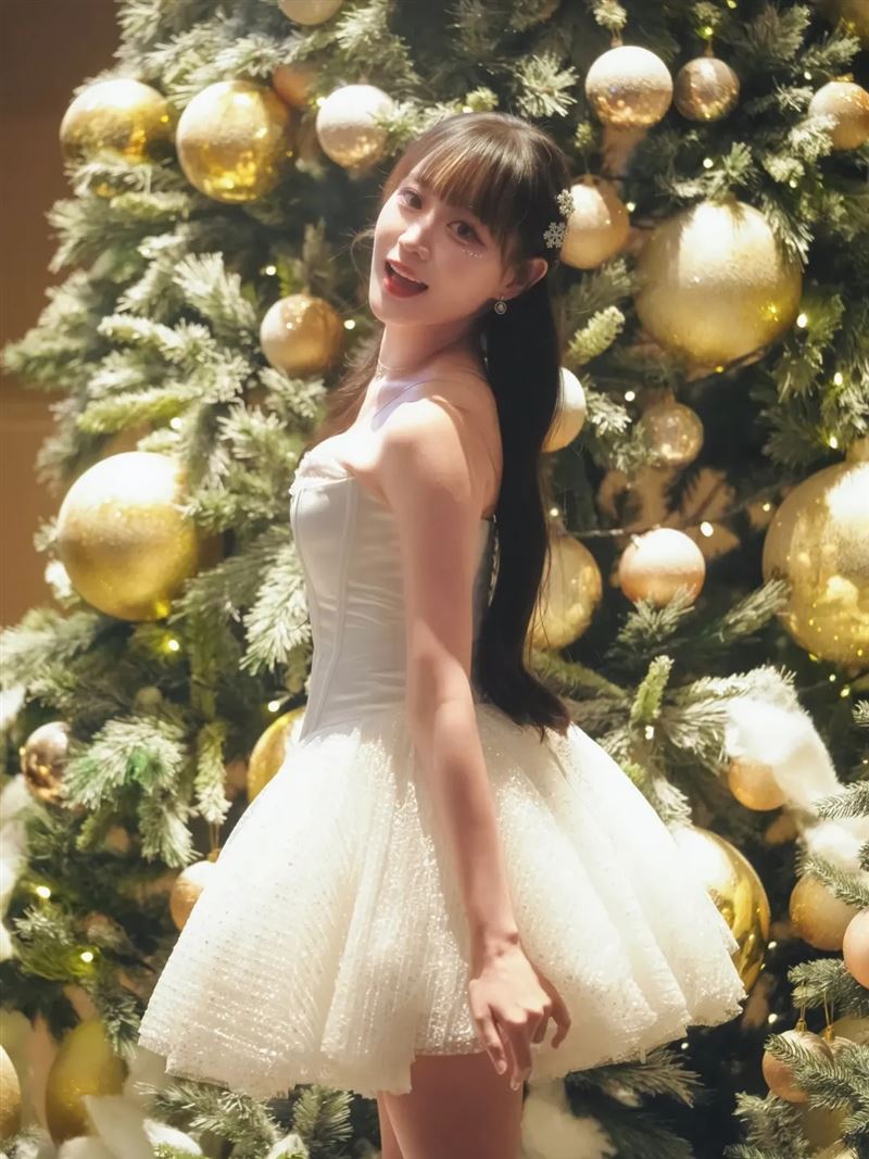 邊荷律白色洋裝照2