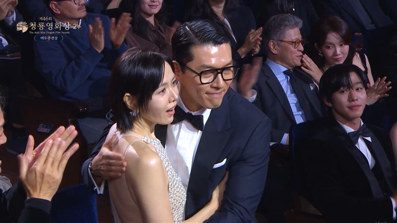 孫藝真與玄彬獲獎時的互動畫面