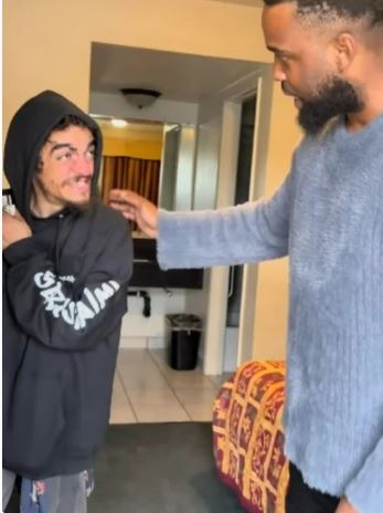 Daniel Curtis Lee協助泰勒蔡斯